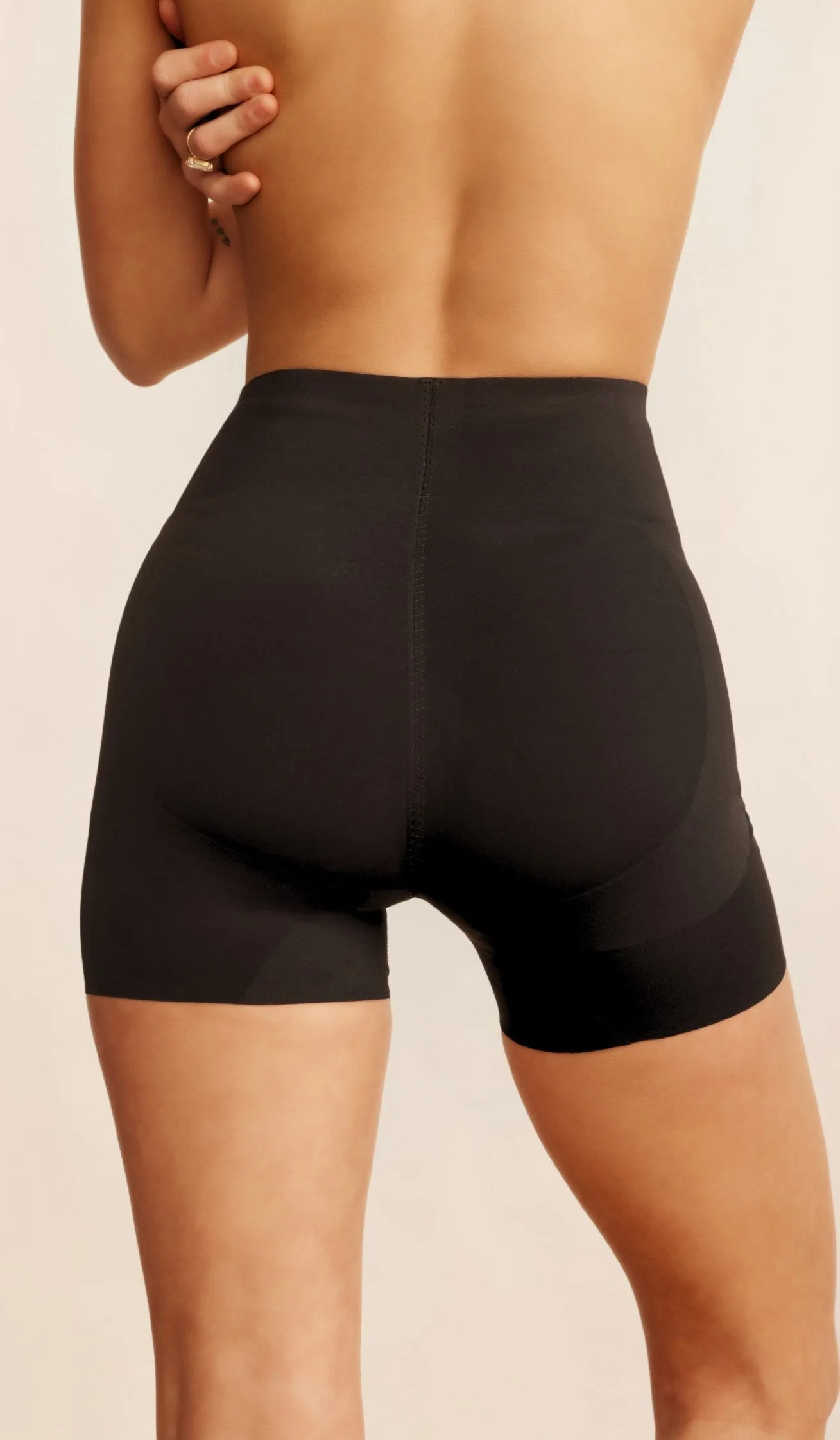 MID-RISE SCULPTING SHORTS - BLACK