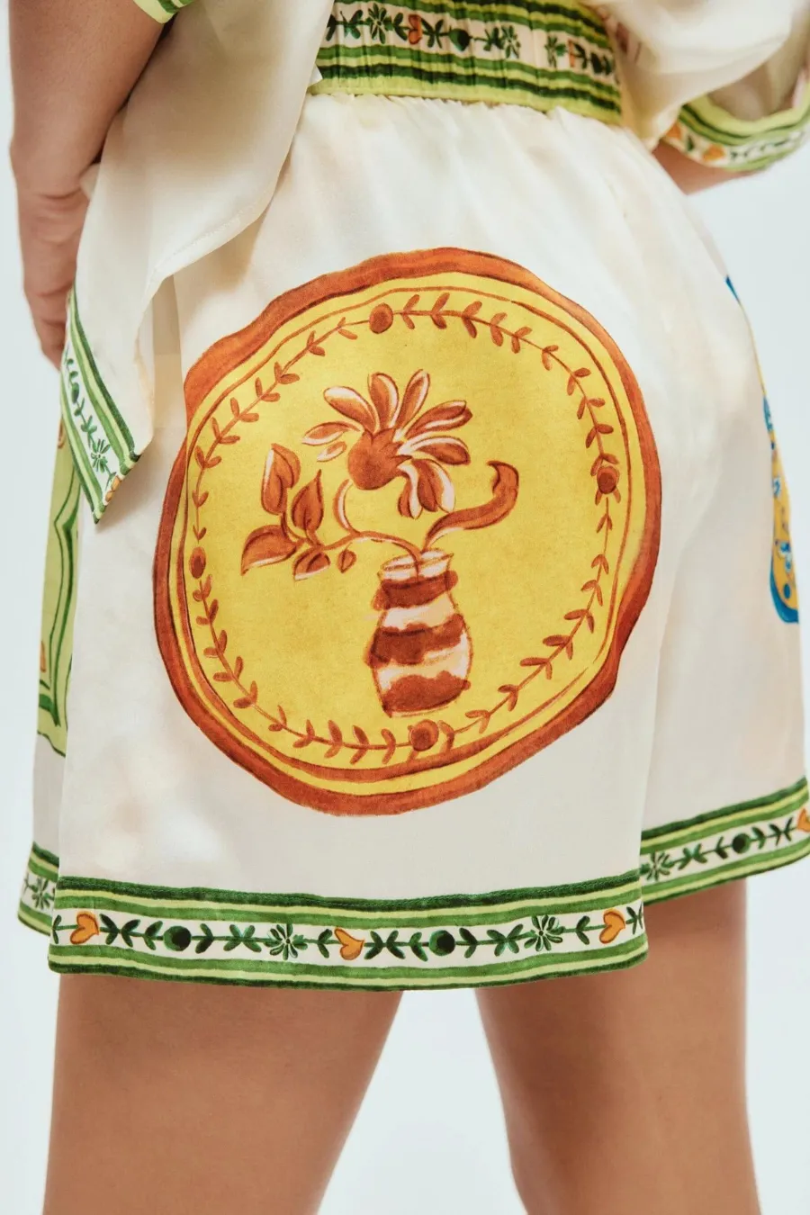 Porcelain Silk Short Cream